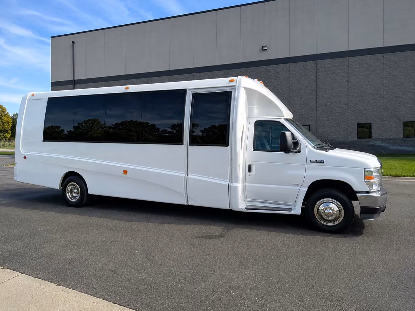 lansing 20 passenger minibus rental